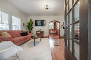 Mid-Century Manor close to Downtown and food spots